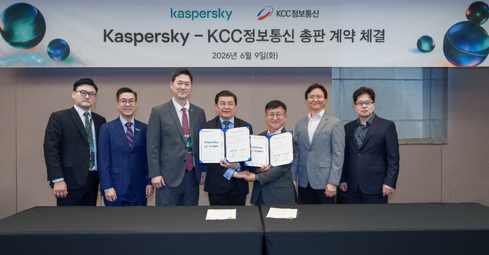 (왼쪽부터) 손지훈 카스퍼스키 채널 담당 부장, 어니스트 차이 아시아태평양(APAC) 채널 총괄, 이효은 한국지사장, 아드리안 히아 APAC 총괄 사장, 유경태 KCC정보통신 대표, 이석재 상무, 임동규 이사