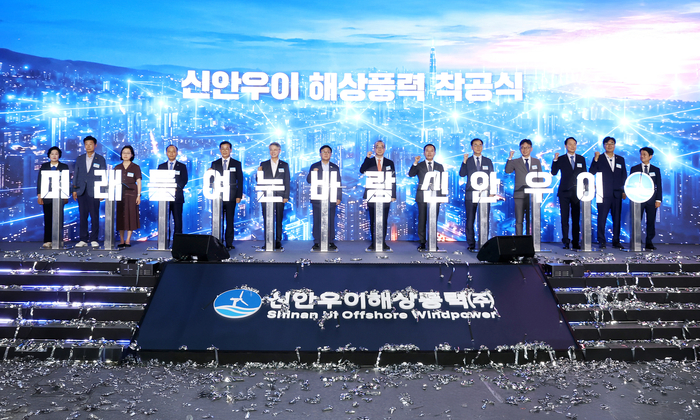 신안우이 해상풍력 발전사업 착공식에서 (왼쪽 네 번째부터) 이영조 한국중부발전 사장, 이재각 진도군수, 민형배 전남광주통합특별시장, 김성환 기후에너지환경부 장관, 정인섭 한화오션 사장, 김태성 신안군수가 착공 세리머니를 진행하며 사업의 성공적인 추진을 다짐하고 있다.