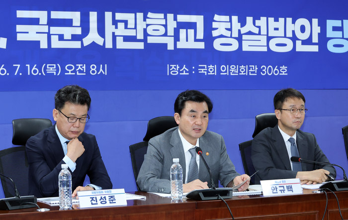 안규백 국방부 장관이 16일 국회 의원회관에서 열린 스마트 강군 육성, 국군사관학교 창설방안 당정 협의에서 발언하고 있다. 연합뉴스