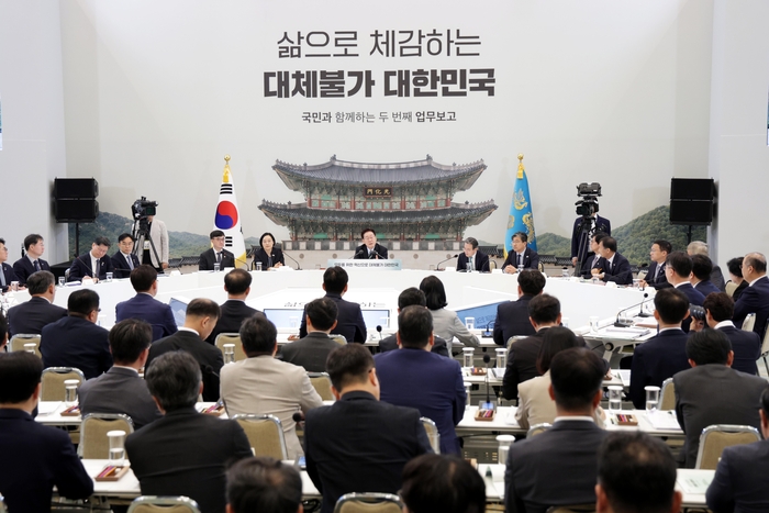 부처 업무보고 이틀째인 16일 오전 청와대 영빈관에서 이재명 대통령 주재로 과기부·개보위·방미통위 등에 대한 업무보고가 진행되고 있다. 연합뉴스.