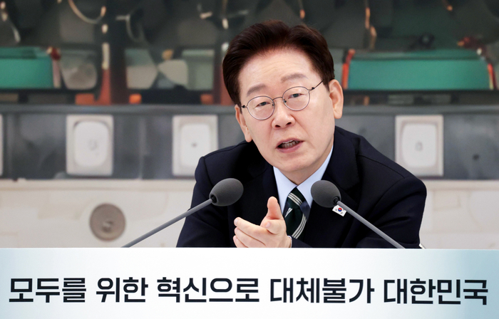이재명 대통령이 16일 청와대 영빈관에서 열린 부처 업무보고에서 참석 기관장에게 질문하고 있다. 연합뉴스