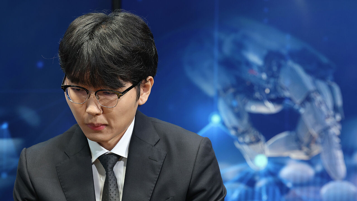 신진서가 17일 서울 중구 한국경제TV 스튜디오에서 AI 카타고와 대국을 펼치고 있다. 사진=연합뉴스