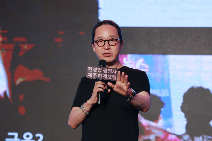 송길영 작가가 18일 제주도 롯데호텔에서 열린 '2026 한경협 경영자 제주하계포럼'에 참석해 강연하고 있다.