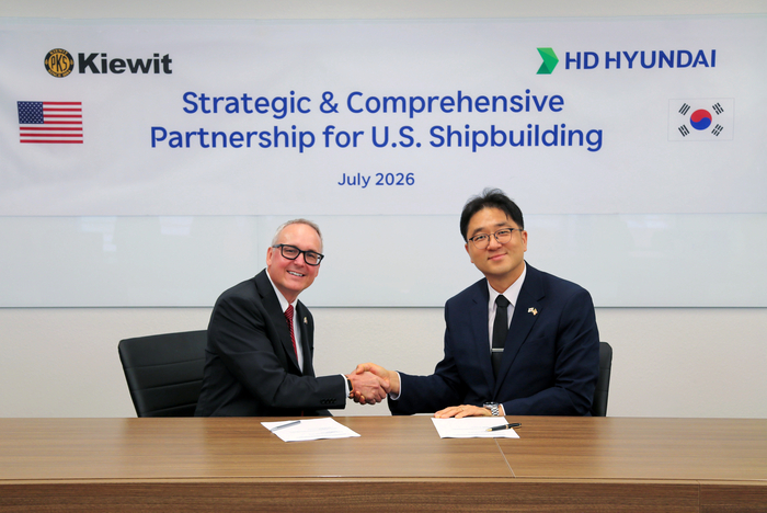 HD현대가 미국 종합 EPC 기업 '키윗(Kiewit)' 社와 '조선 사업 협력을 위한 전략적 파트너십'을 체결했다. (왼쪽부터 키윗오프쇼어 채드 존슨 CEO, HD한국조선해양 최한내 기획부문장).