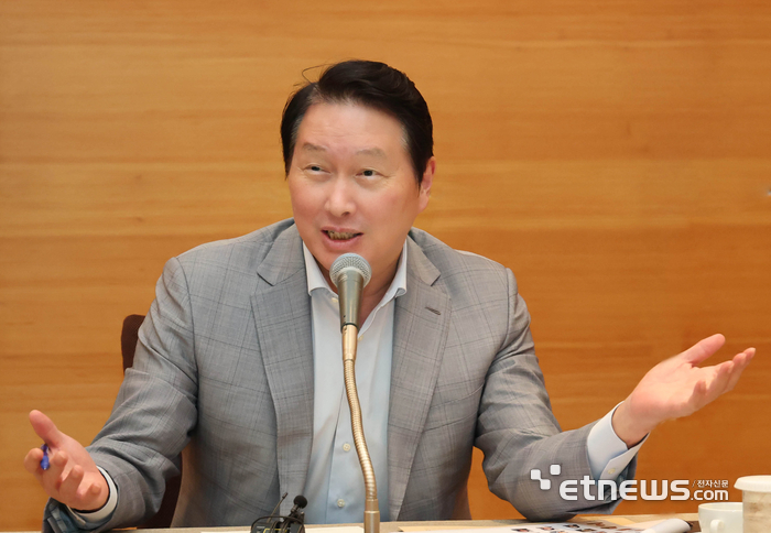 최태원 대한상의 회장이 기자간담회에서 발언하고 있다.