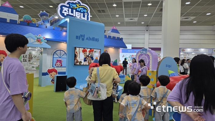 16~19일 서울 코엑스에서 열린 '캐릭터 라이선싱 페어 2026'에 참여한 관람객들이 부스를 둘러보고 있다.