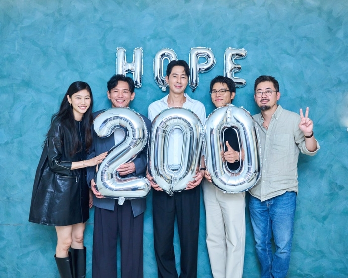영화 '호프' 200만 관객 돌파 기념 사진. 사진=플러스엠 엔터테인먼트 / 포지드필름스