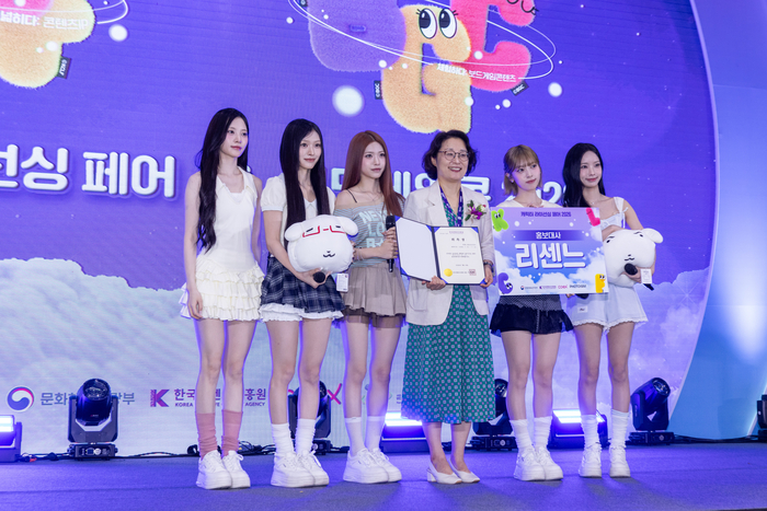 김윤지 콘진원장이 16일 개막식 후 캐릭터 라이선싱 페어 홍보대사로 선정된 '리센느'와 기념촬영을 하고 있다. [콘진원 제공]
