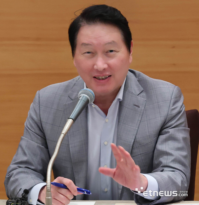 최태원 대한상의 회장이 기자간담회에서 발언하고 있다.