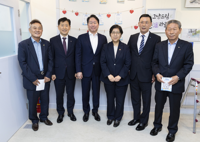 정은경 보건복지부 장관(사진 왼쪽 네번째)과 최태원 대한상공회의소 회장(왼쪽 세번째)을 비롯한 관계자들이 20일 경기도 화성시 나래울종합사회복지관에서 열린 '복지 사각지대 해소를 위한 간담회·기부금 전달식'에서 기념촬영했다. (사진=보건복지부)