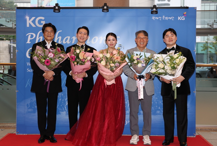 (왼쪽부터) 서희태 지휘자, 이기업 테너, 김효영 소프라노, 곽재선 KG그룹 회장, 박사무엘 바리톤.