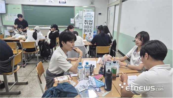 한봄고 3학년 학생들이 경기대가 마련한 모두의특강 프로그램에서 취업 이미지메이킹 관련 교육을 받고 있다.