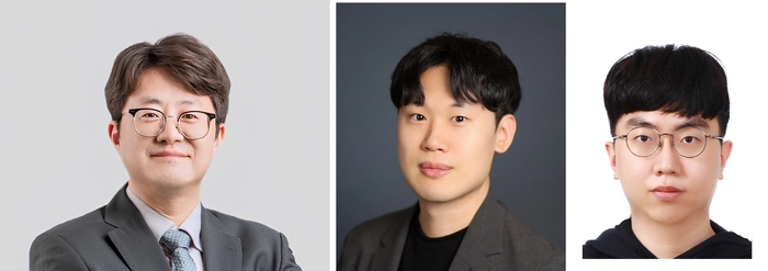 왼쪽부터 김철홍 포스텍 교수, 글로벌 헬스케어 의공학연구소 박신영 박사, 기계공학과 통합과정 성민식 씨