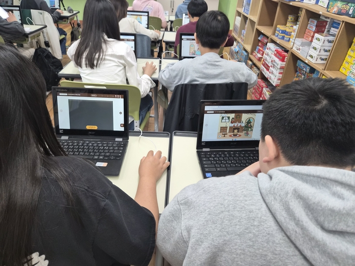 부산 동일중앙초등 6학년 학생들이 '초코클래스'를 활용한 수업에 참여하고 있다. (사진=미래엔)