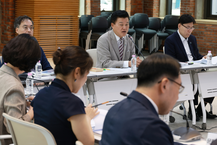 20일 충북도청에서 열린 공약사업 검토 보고회에서 신용한 충북도지사가 발언하고 있다. (충북도 제공)