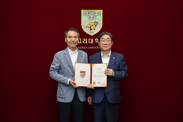 고려대학교는 16일 오후 2시 본관 총장실에서 곽종윤 전 삼화페인트 기술고문의 화학과 발전기금 1억 100만원 기부식을 가졌다고 20일 밝혔다.(사진=고려대)