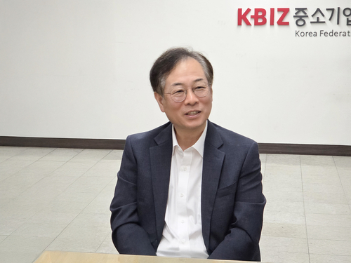 권형택 기보 신임 이사장이 20일 서울 여의도 중기중앙회 기자실을 찾아 기자들과 티타임을 하고 있다.