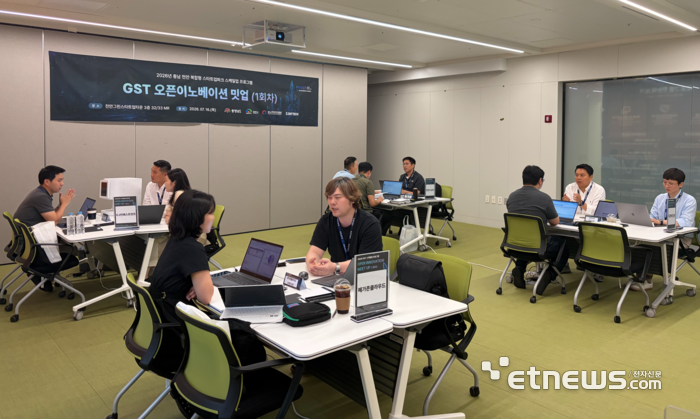2026 GST 오픈이노베이션 밋업(1회차) 참여기업 관계자들과 1대1 상담하고 있다.