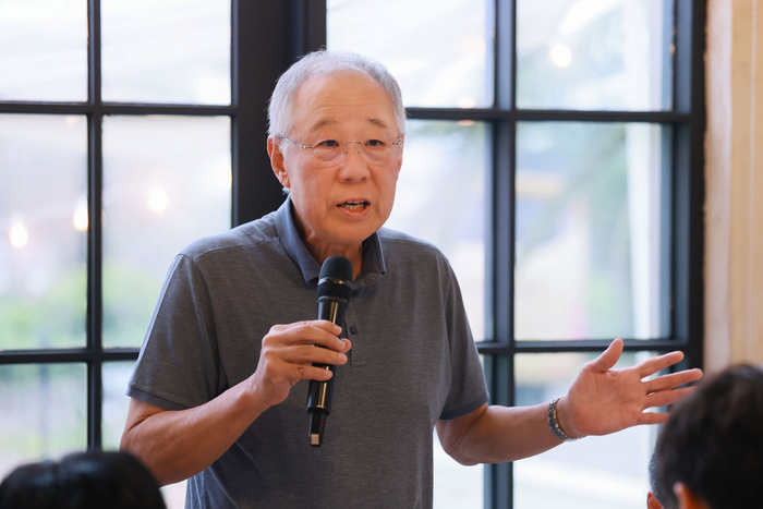 류진 한국경제인협회 회장이 제주 서귀포시 인근 식당에서 열린 '2026 한경협 경영자 제주하계포럼 기자간담회'에서 발언하고 있다.