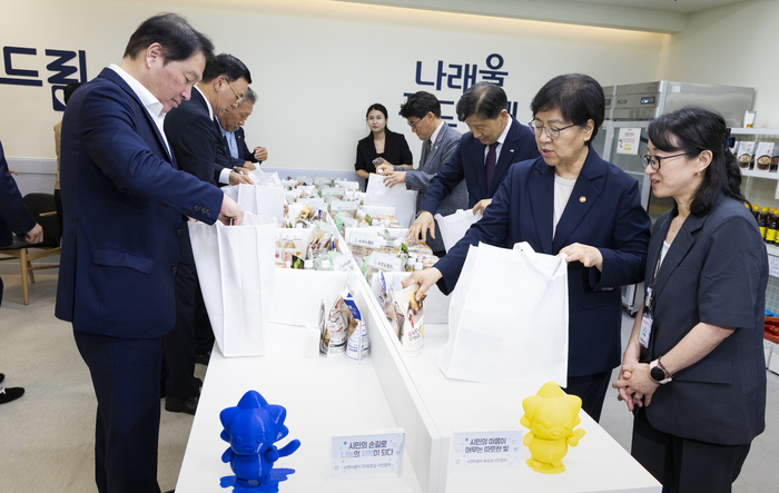 정은경 보건복지부 장관(사진 오른쪽 두번째)과 최태원 대한상공회의소 회장(왼쪽 첫번째)을 비롯한 관계자들이 20일 경기도 화성시 나래울종합사회복지관에서 열린 '복지 사각지대 해소를 위한 간담회·기부금 전달식'에서 지원 물품을 담고 있다. (사진=보건복지부)