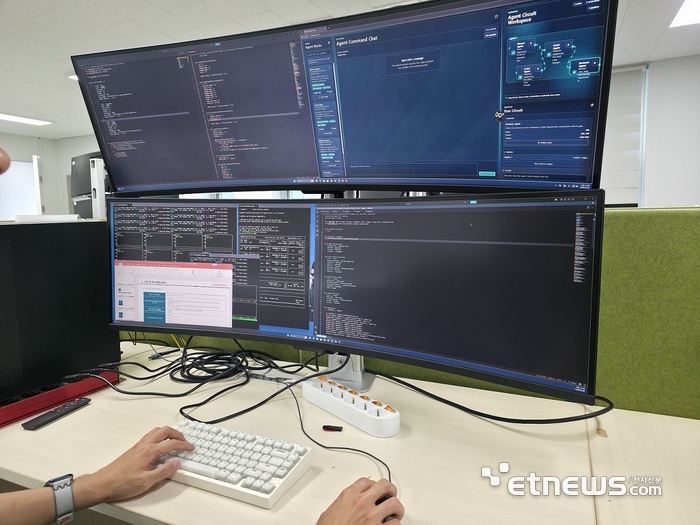 KTL 관계자가 인공지능(AI) 분야의 시험평가를 수행하고 있다. KTL 제공