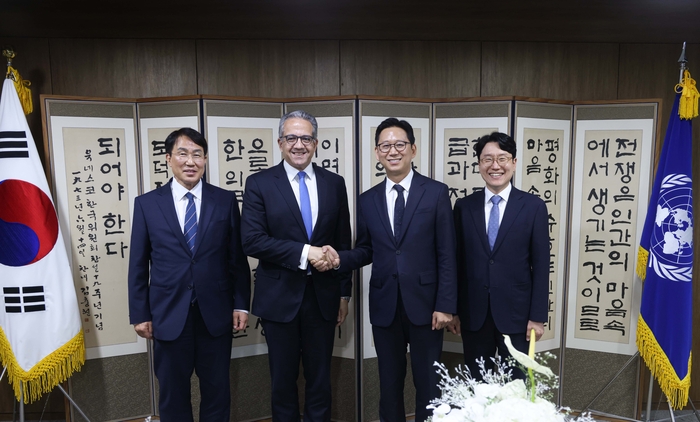 LG AI연구원과 유네스코가 20일 서울 명동 유네스코 한국위원회에서 AI 윤리 MOOC 프로젝트 글로벌 런칭 행사를 열었다. (왼쪽부터) 홍현익 유네스코 한국위원회 사무총장, 칼레드 엘에나니 유네스코 사무총장, 배경훈 부총리 겸 과학기술정보통신부 장관, 임우형 LG AI연구원 공동 연구원장