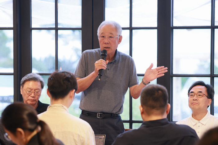 류진 한국경제인협회 회장이 17일 제주 서귀포시 인근 식당에서 열린 '2026 한경협 경영자 제주하계포럼 기자간담회'에서 발언하고 있다.
