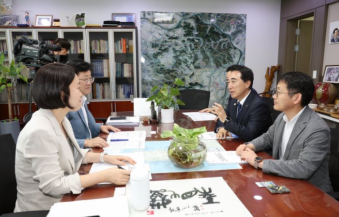 박수현 지사는 20일 국회의원회관을 찾아 기후에너지환경위원회 김정호 위원장과 이소영 여당 간사를 만난 자리에서 충남 현안을 전달했다.