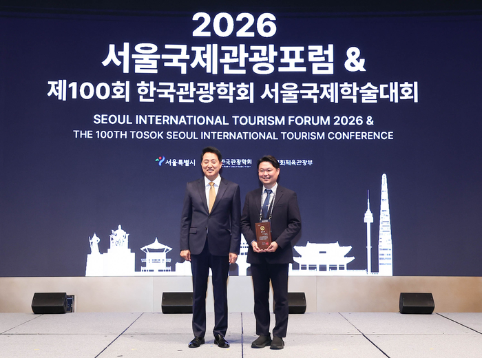 동덕여자대학교는 허준 글로벌MICE융합전공 교수가 서울 관광산업 인프라 구축과 MICE산업 육성 정책연구에 대한 헌신을 인정받아 서울특별시장 공로상을 수상했다고 20일 밝혔다.(사진=동덕여대)