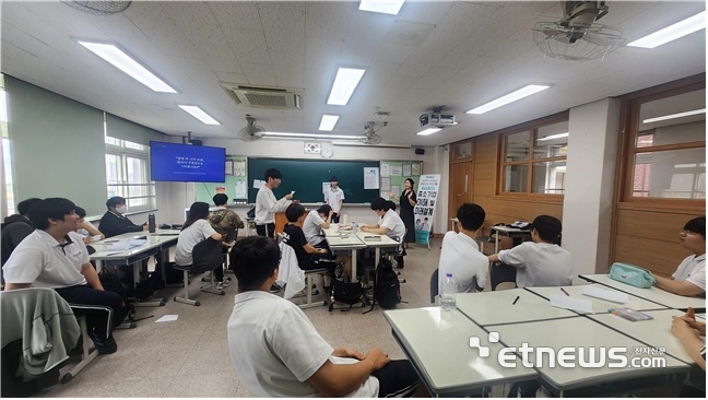 수원정보과학고 2학년 학생들이 경기대가 마련한 모두의특강 행사에서 중소기업 현장을 배우는 이해교육 수업을 받고 있다.