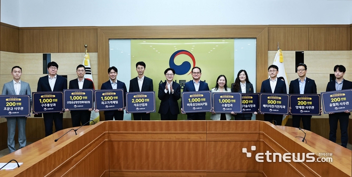 김정관 산업통상부 장관이 20일 정부세종청사 산업부 회의실에서 비상 대응 체제를 유지하며 석유·나프타 수급 안정화 및 민생 안정 등에 기여한 직원들에게 특별성과포상금을 수여했다. 산업부 제공