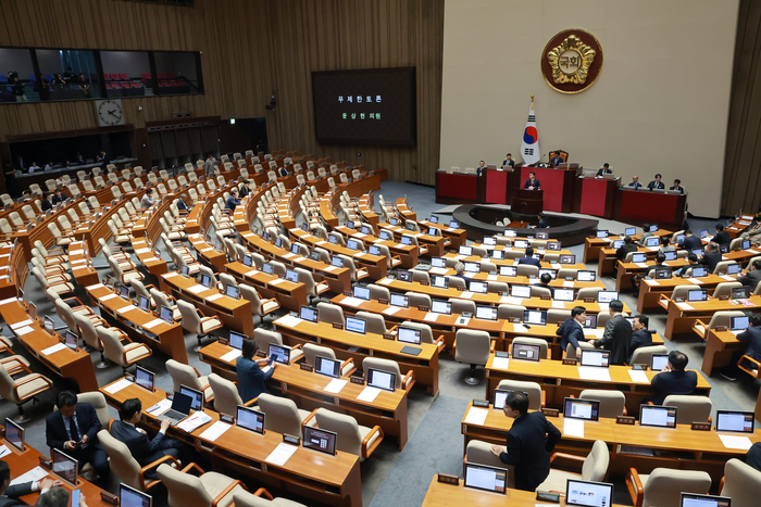 국민의힘 윤상현 의원이 20일 국회에서 열린 7월 임시국회 제1차 본회의에서 윤석열·김건희에 의한 내란·외환 및 국정농단 행위의 진상규명을 위한 특별검사 임명 등에 관한 법률 일부개정법률안에 대해 필리버스터(무제한 토론을 통한 합법적인 의사진행 방해)를 하고 있다. 연합뉴스