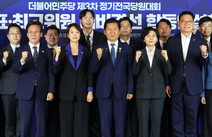 더불어민주당 김민석(앞줄 왼쪽부터)·고민정·정청래·김보미·송영길 당 대표 후보와 최고위원 후보들이 20일 서울 여의도 민주당 중앙당사 당원존에서 열린 당 대표·최고위원 예비경선 합동연설회에 참석해 기념 촬영하고 있다. 연합뉴스