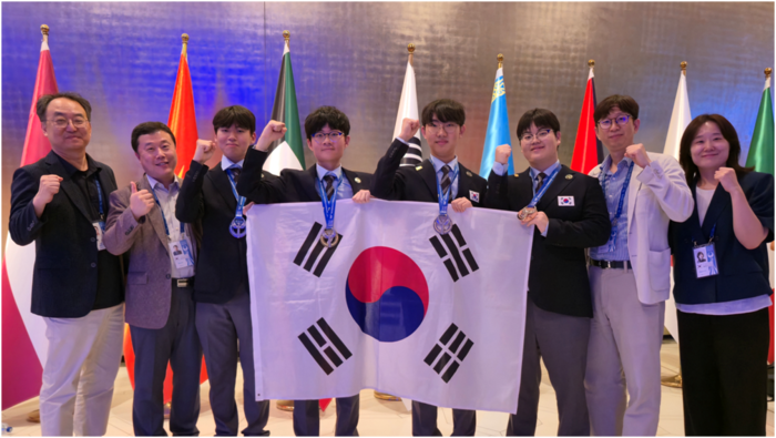 (좌측부터)정현 단장(동국대 교수), 최수혁 부단장(연세대 교수), 김도훈(광주과학고 3), 김상연(인천과학예술영재교 3), 임장호(광주과학고 3), 이은성(대구과학고 3) 학생, 권성중 지도교수(건국대 교수), 박기영 지도교수(KAIST 교수) 등 제58회 국제화학올림피아드 한국대표단이 기념촬영했다.(사진=과학기술정보통신부)
