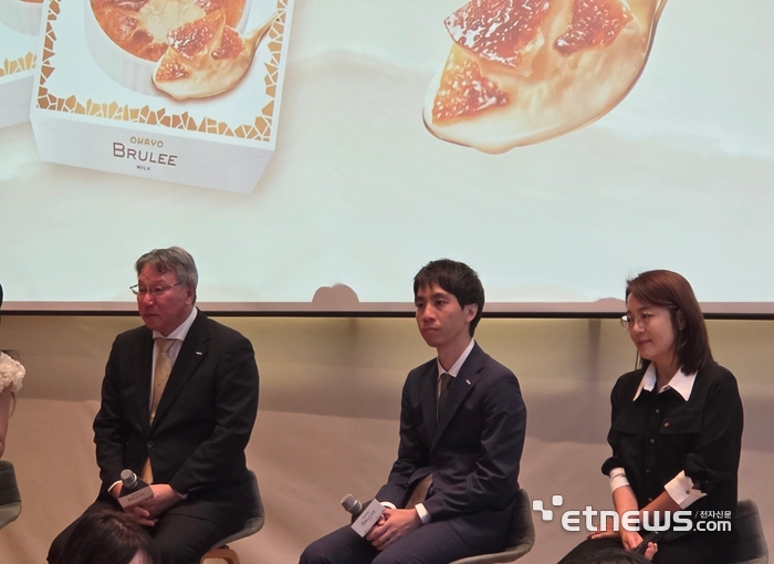 (왼쪽부터) 후지모토 아츠시 오하요유업 이사회장, 오가와 케이스케 오하요유업 이사, 조수경 코리아세븐 상품본부장이 21일 오전 서울 명동에서 열린 기자 간담회에서 기자들의 질문에 답하고 있다.