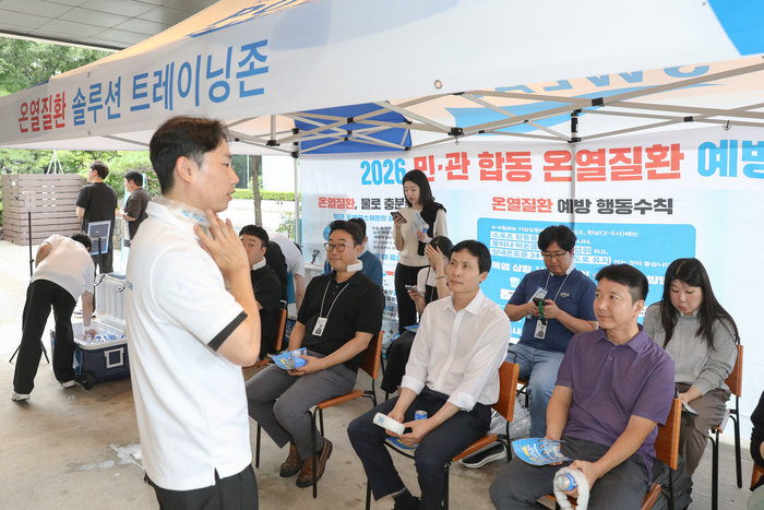 동아쏘시오그룹은 지난 20일 서울 동대문구 본사에서 임직원 대상 민관합동 온열질환 예방 캠페인을 실시했다. 온열질환 예방 트레이닝존에서 동아쏘시오그룹 임직원들이 온열질환 예방 관련 설명을 듣고 있다.