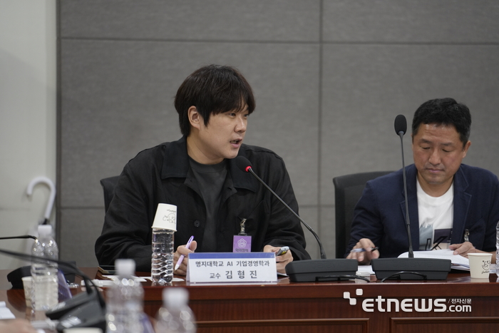 형진 대표(메타크라우드, 명지대 교수)가 지난 20일 'AI생성 가짜 콘텐츠와 알고리즘 오작동의 시장 교란'을 주제로 발제하고 있다.