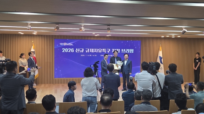 (왼쪽부터) 이철우 도지사, 김혁 대표, 권기창 안동시장. 사진=토포랩