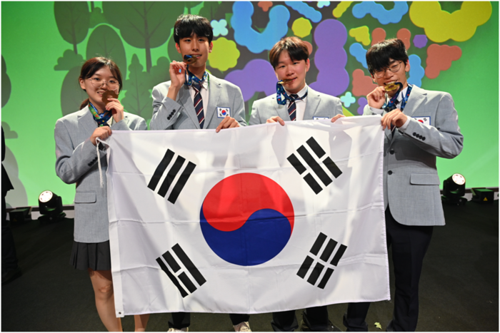 (왼쪽부터)오지윤(서울과학고 2), 배준수(경기과학고 3), 김민재(서울과학고 3), 최재영 학생(한국과학영재교 2) 등 제37회 국제생물올림피아드 한국대표단이 전원 금메달 획득 후 기념촬영했다.(사진=과학기술정보통신부)