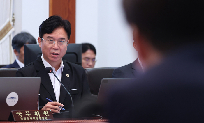 김영훈 노동부 장관이 21일 청와대에서 열린 국무회의에서 이재명 대통령 질문에 답하고 있다. 연합뉴스