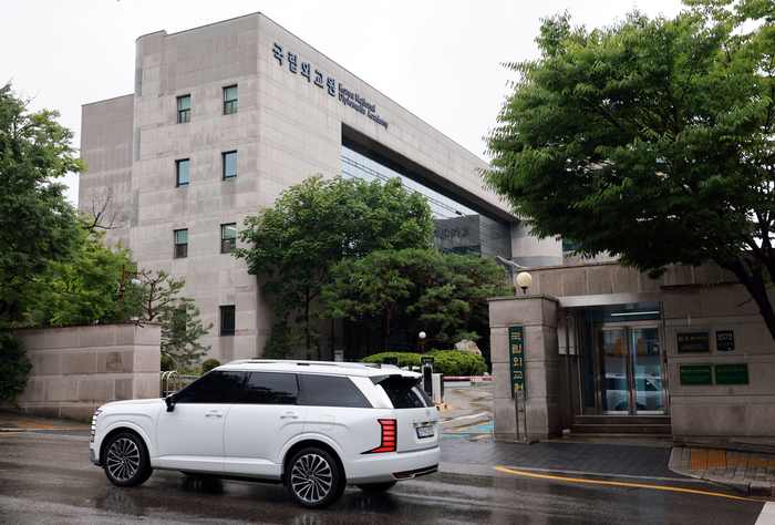 한국 외교관 전원 정보 해킹 추정…최대 1만건 유출
(서울=연합뉴스) 한종찬 기자 = 한국 외교관 전체 인원의 신상 정보가 유출된 것으로 추정되는 해킹 사건이 발생했다. 국립외교원 온라인교육시스템에서 일어난 이 해킹 사건으로 외교부 퇴직자는 물론 타 중앙부처에서 재외공관으로 파견된 직원들 정보까지 더해 최대 1만건의 정보가 새어 나간 것으로 추정된다. 외교부는 전날 보도자료를 통해 미상의 공격자가 외교부 산하 국립외교원의 온라인교육시스템 서버를 지난해 4∼5월 장악한 뒤 올해 2월까지 접속했다고 밝혔다. 사진은 21일 서울 서초구 국립외교원. 2026.7.21
saba@yna.co.kr
(끝)