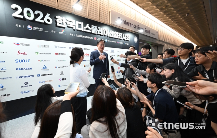 [포토] 취재진 질문에 답하는 정철동 LGD 사장