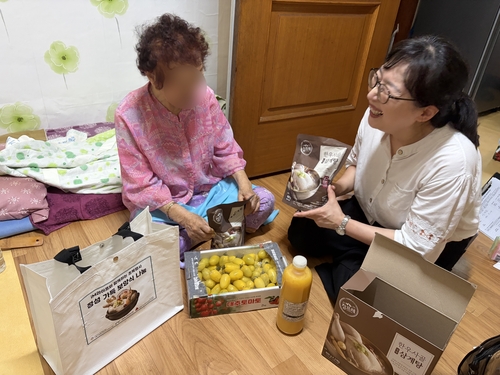 15일 서울시성북구재가노인복지기관 관계자가 재가 어르신 가정을 방문해 초복 맞이 보양식과 제철 과일, 건강 음료를 전달하고 있다.(사진=iM라이프)