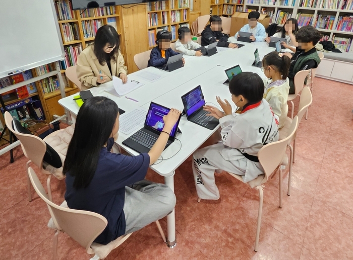웅진씽크빅은 강원도 태백시지역아동센터협의회와 업무협약(MOU)을 체결하고, 태백시 아동의 디지털 학습환경 조성을 위한 협력을 이어간다. (사진=웅진)