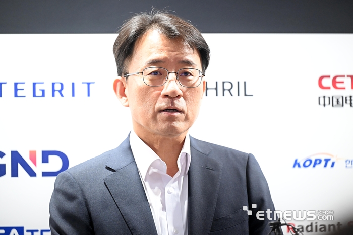 이청 삼성디스플레이 사장이 22일 서울 강남구 코엑스에서 열린 'K-디스플레이 전시회'를 관람한 뒤 기자들과 만나 올해 사업 전망을 밝히고 있다. 이동근 기자 foto@etnews.com