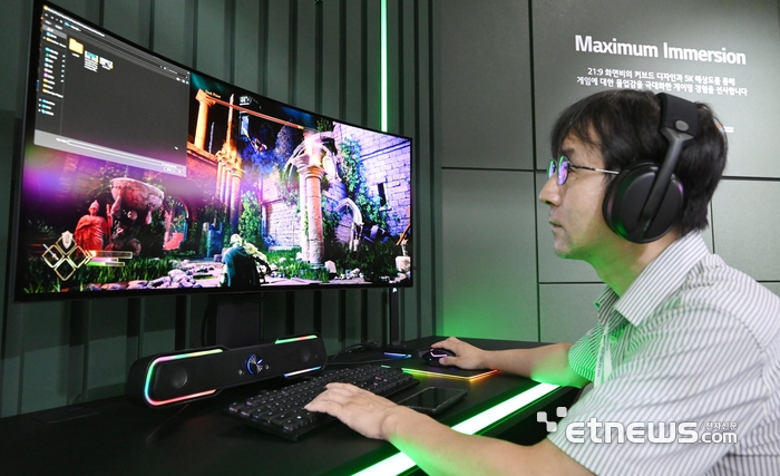 [포토] 21:9 커브드 OLED로 즐기는 게임