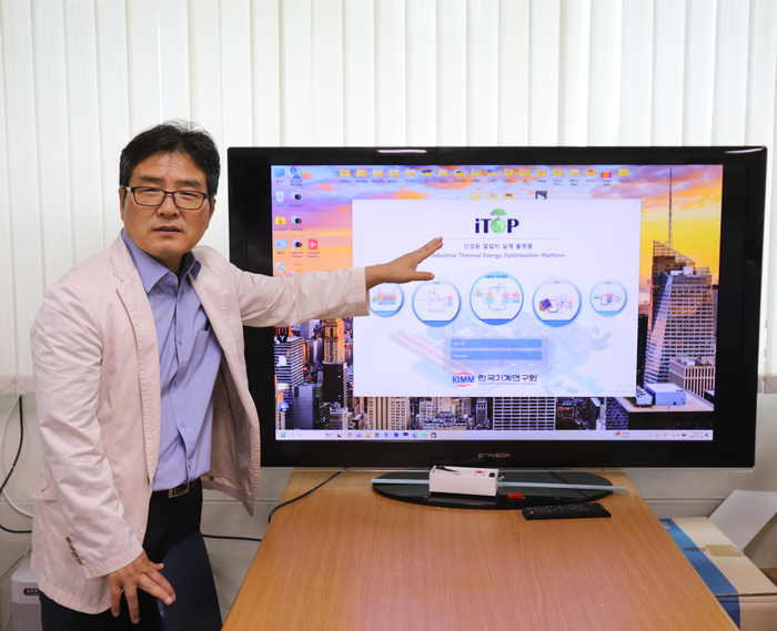 박창대 책임연구원이 산업용 열설비 설계플랫폼 'iTOP' 운용 화면을 설명하고 있다