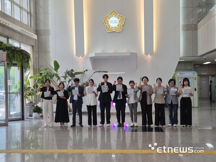 더불어민주당 안양시의회 의원들이 21일 시의회에서 성명을 내고 음 의장의 선출이 원천 무효라고 주장했다.