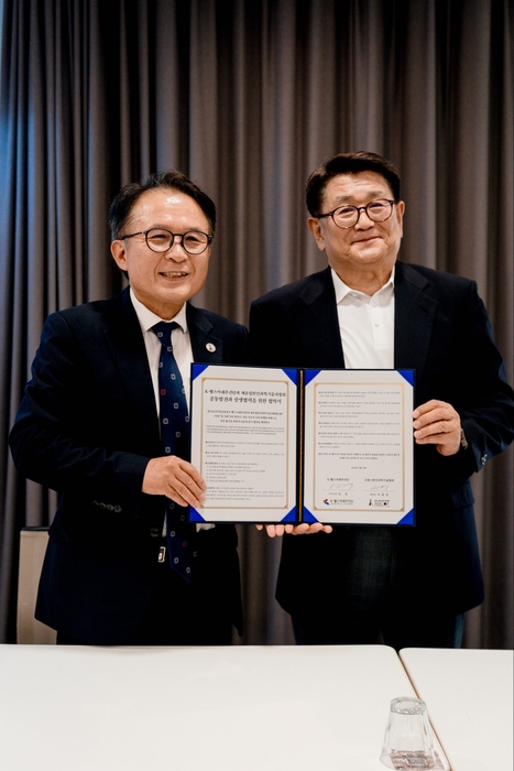 선경 K헬스미래추진단장(오른쪽)과 이종욱 프랑스한인과학자협회장이 19일(현지시간) 프랑스 툴루즈에서 한국형 아르파(ARPA)-H 프로젝트의 연구 발전·혁신 활동을 위한 업무협약(MOU)을 체결했다.