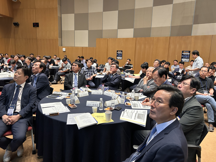 한국광융합산업진흥회는 22일 GIST 오룡관에서 한국전자통신연구원(ETRI), 한국전자기술연구원(KETI), 고등광기술연구원(APRI), 광주과학기술원(GIST), 한국광기술원, 전남대학교, 조선대학교, 조선이공대학교, 한국광융합기술연구조합 등과 공동으로 '전남광주 미래 첨단산업 포럼(JAIF) 특별세미나'를 개최했다.